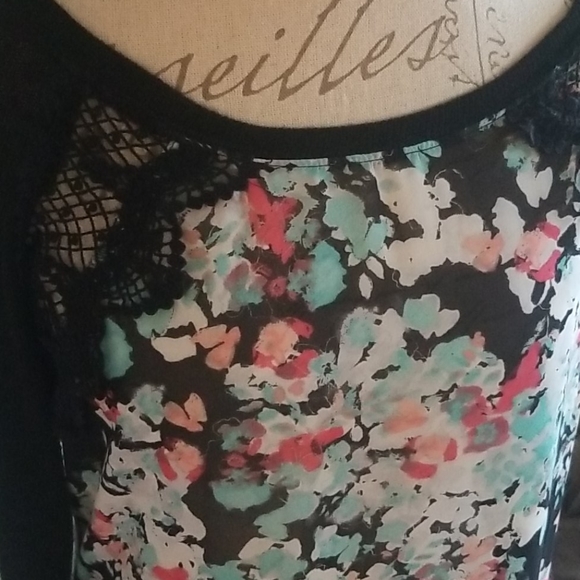 Floral Raglan Top Medium - Picture 2 of 5